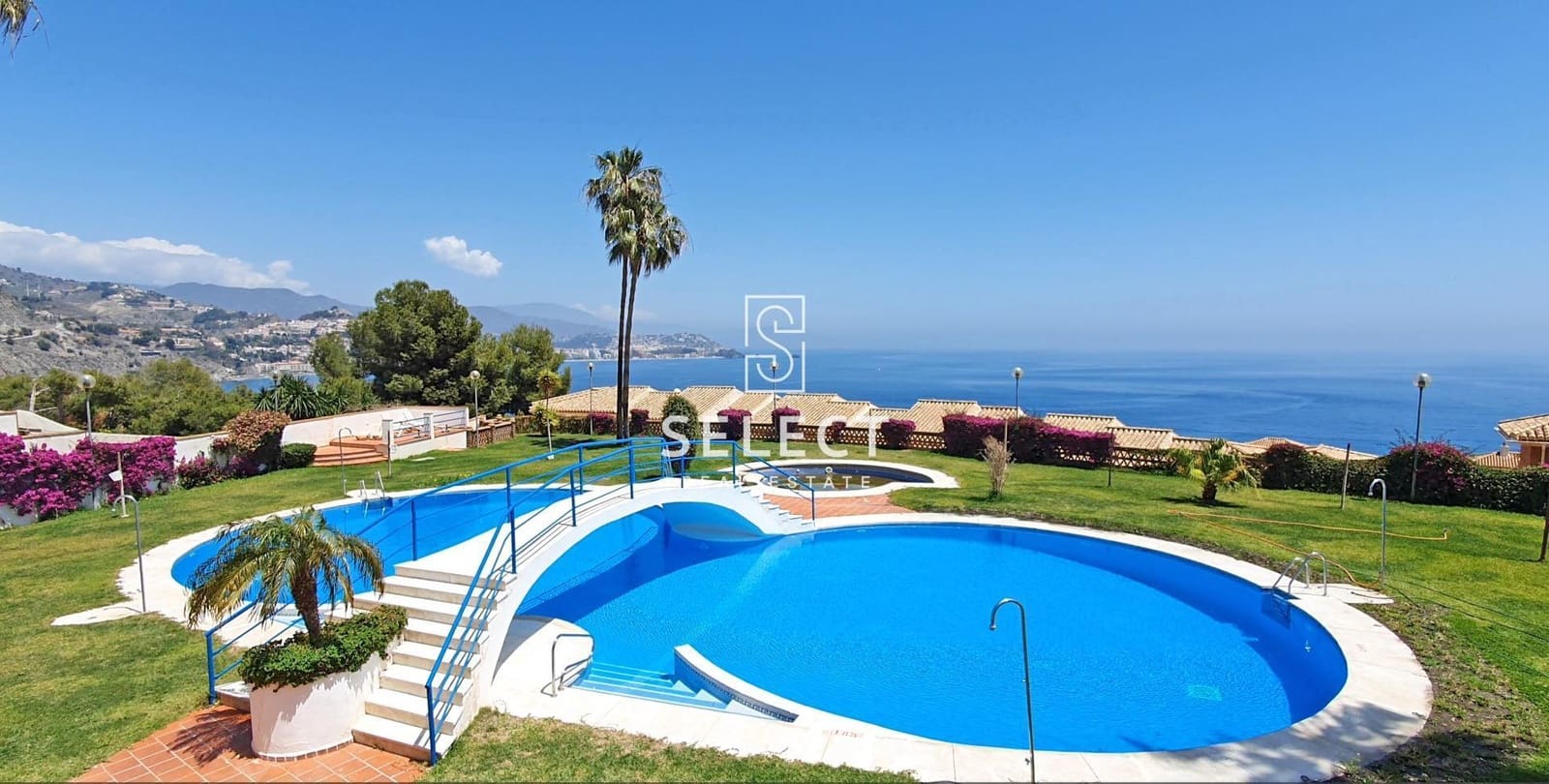 2 bedroom Apartment for sale in La Herradura with pool - € 269,000 (Ref: 9533751)