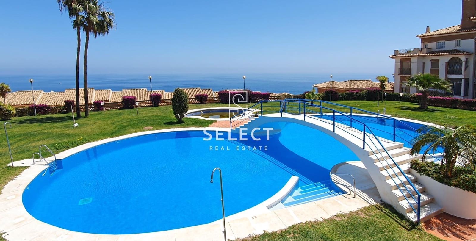 2 bedroom Apartment for sale in La Herradura with pool - € 264,000 (Ref: 9533751)