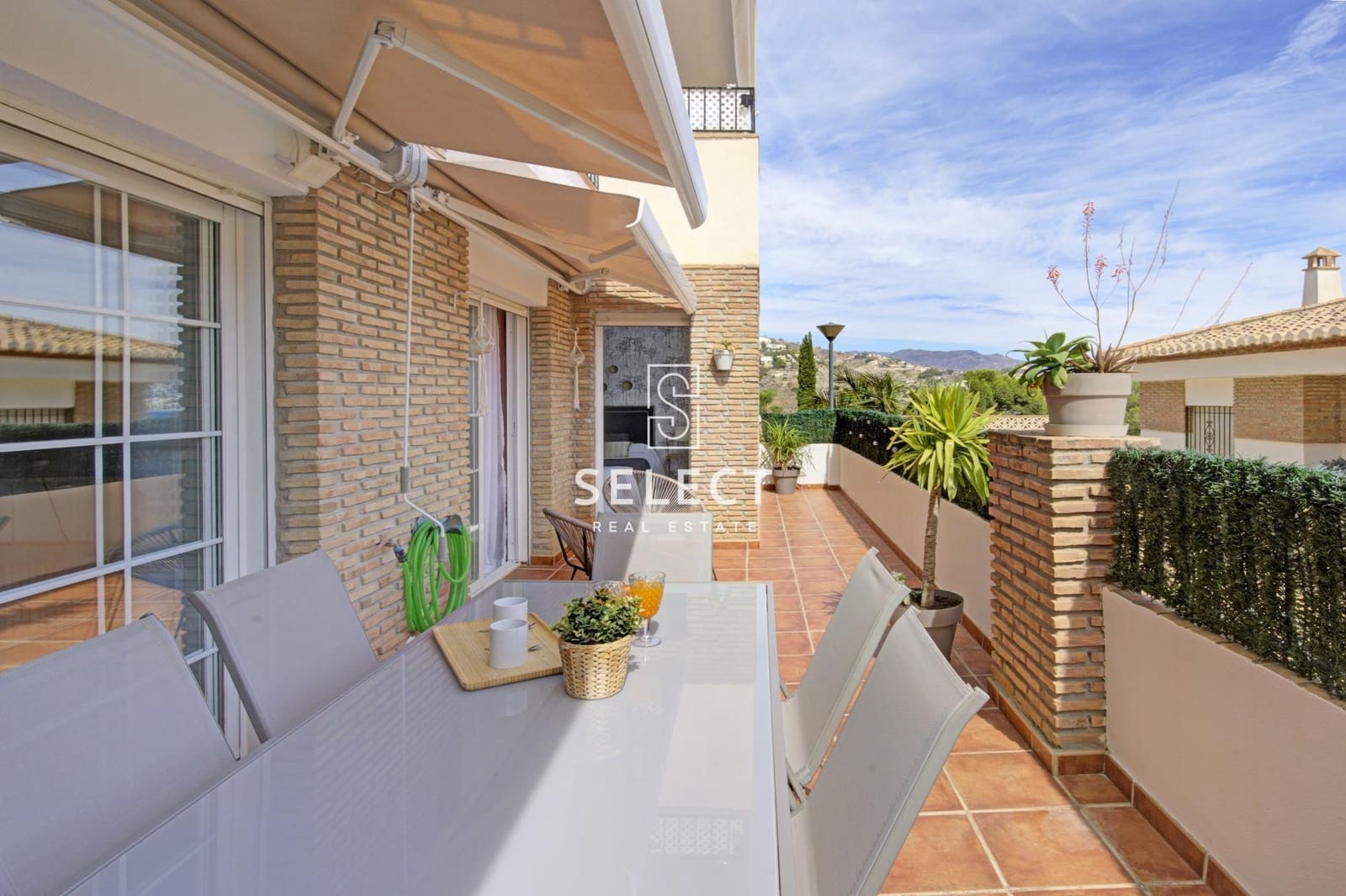 2 bedroom Apartment for sale in La Herradura with pool - € 256,000 (Ref: 9533751)