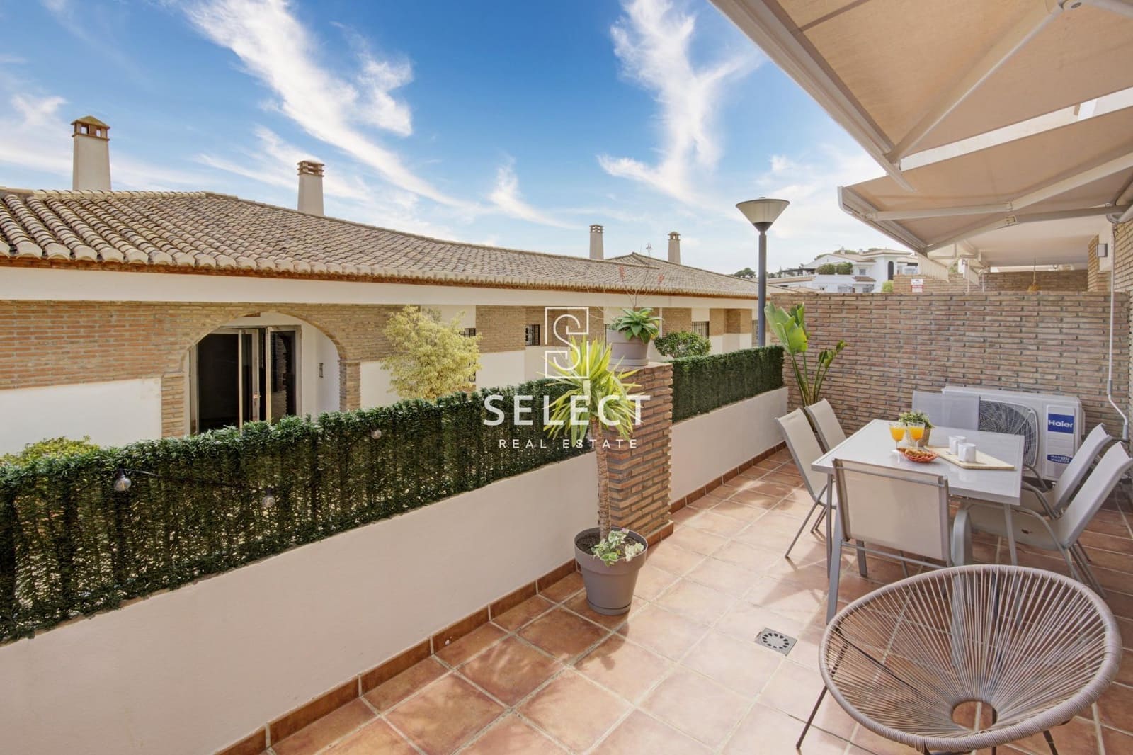 2 bedroom Apartment for sale in La Herradura with pool - € 256,000 (Ref: 9533751)