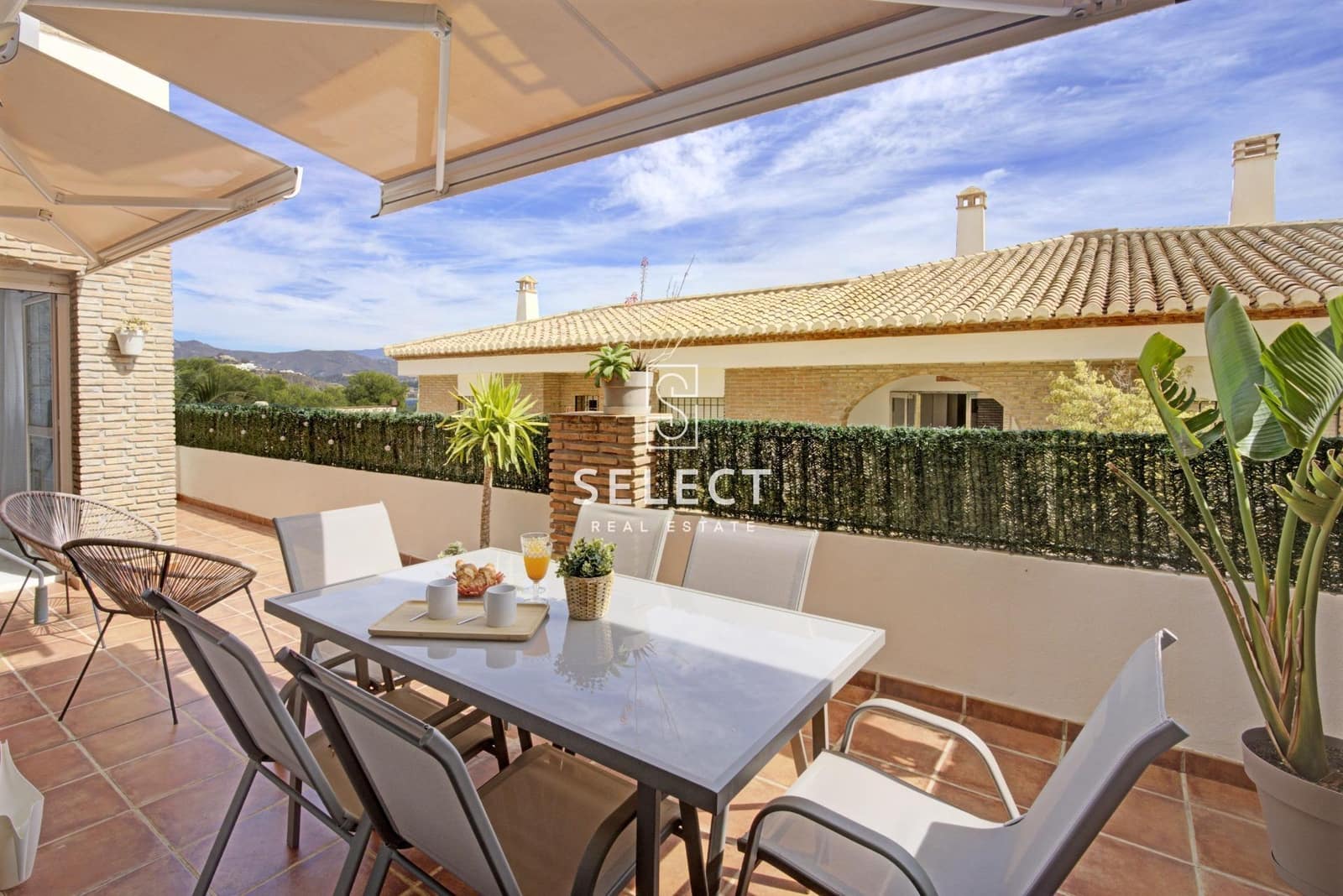 2 bedroom Apartment for sale in La Herradura with pool - € 256,000 (Ref: 9533751)