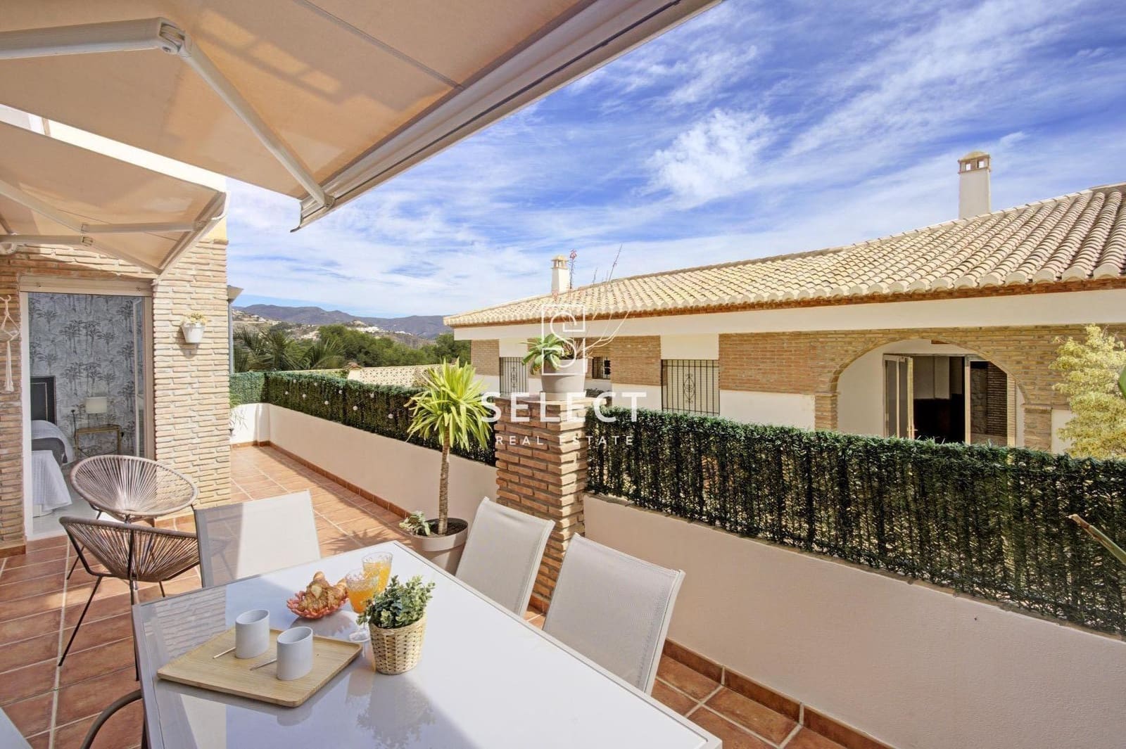 2 bedroom Apartment for sale in La Herradura with pool - € 256,000 (Ref: 9533751)