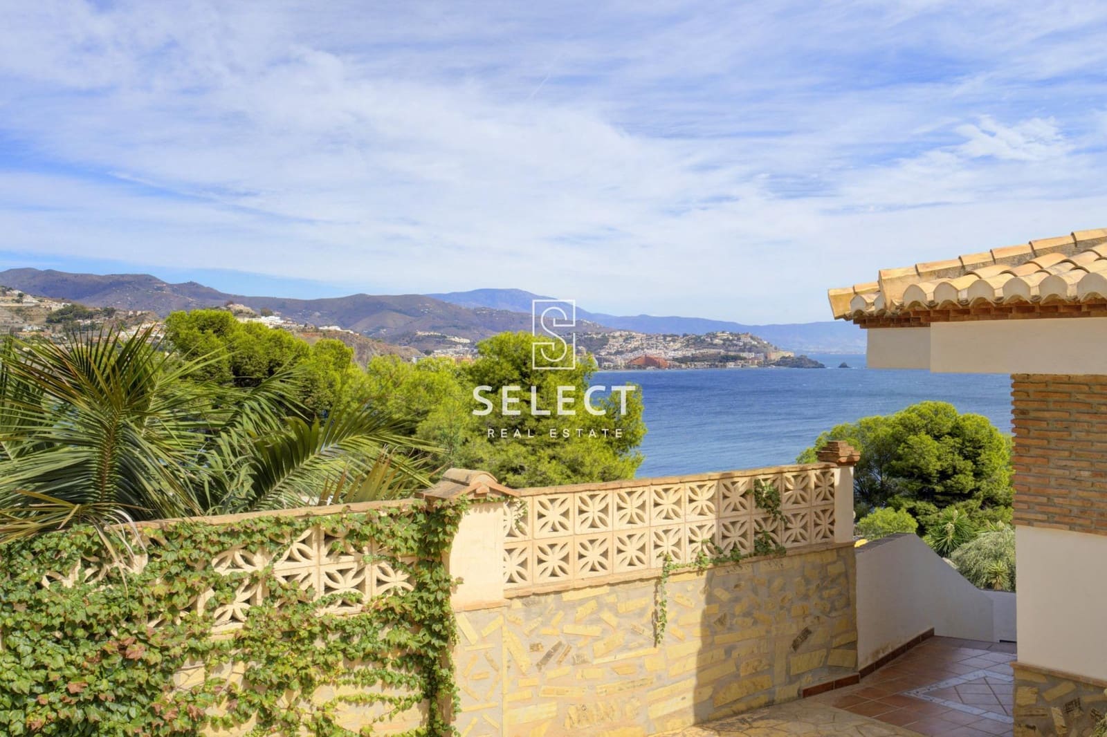 2 bedroom Apartment for sale in La Herradura with pool - € 256,000 (Ref: 9533751)