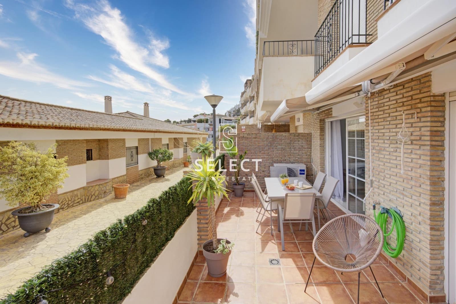 2 bedroom Apartment for sale in La Herradura with pool - € 256,000 (Ref: 9533751)