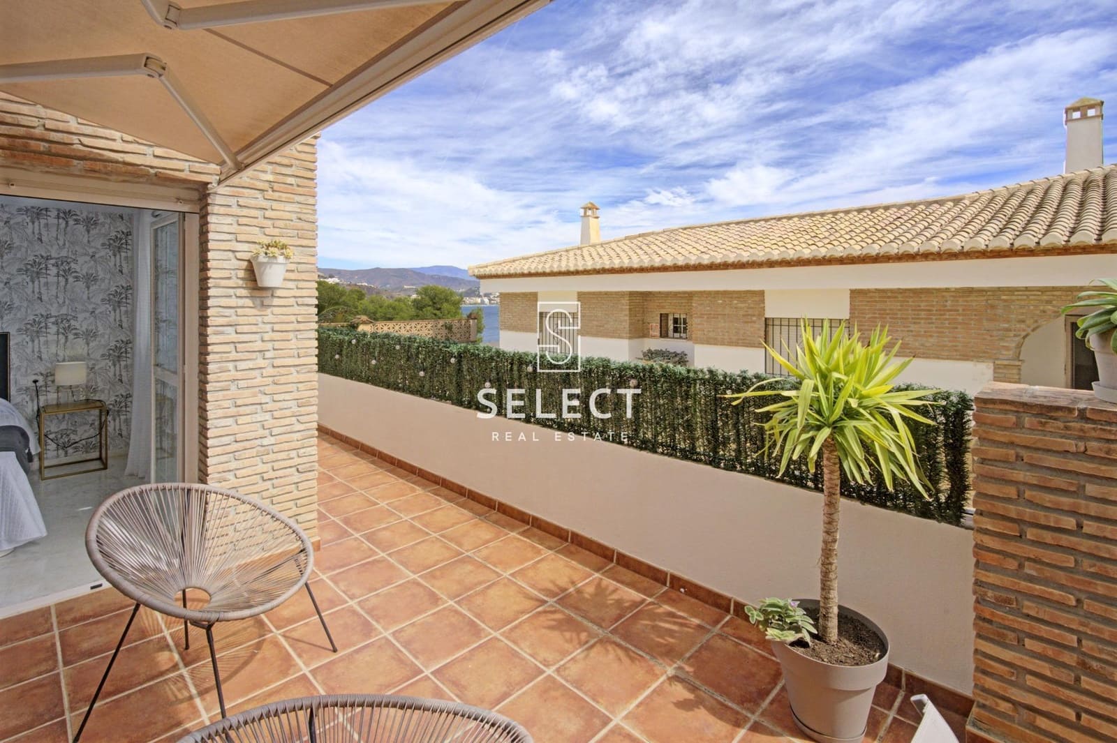 2 bedroom Apartment for sale in La Herradura with pool - € 256,000 (Ref: 9533751)