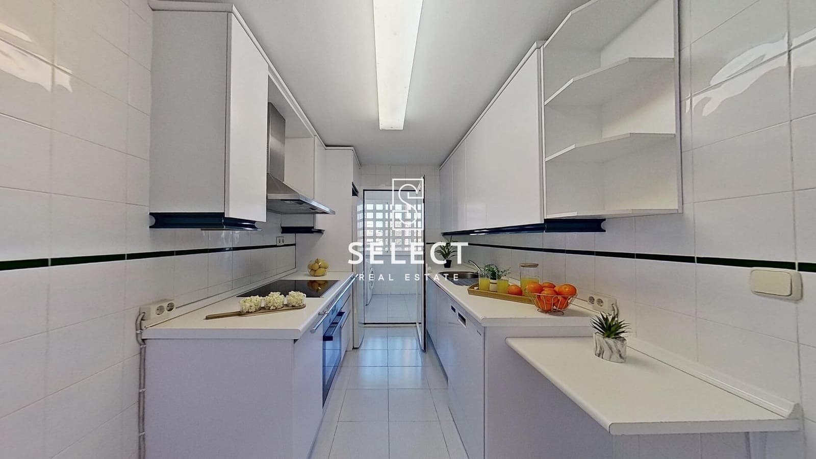 2 soverom Leilighet til salgs i Puerto Banus med svømmebasseng garasje - € 485 000 (Ref: 9648142)