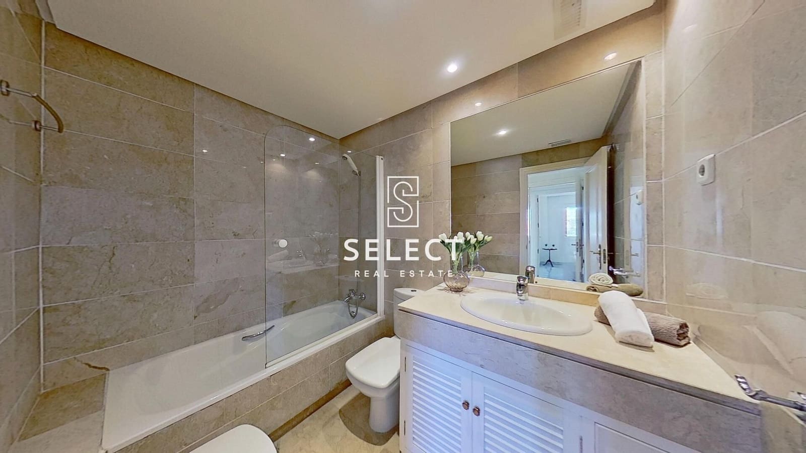 2 soverom Leilighet til salgs i Puerto Banus med svømmebasseng garasje - € 485 000 (Ref: 9648142)