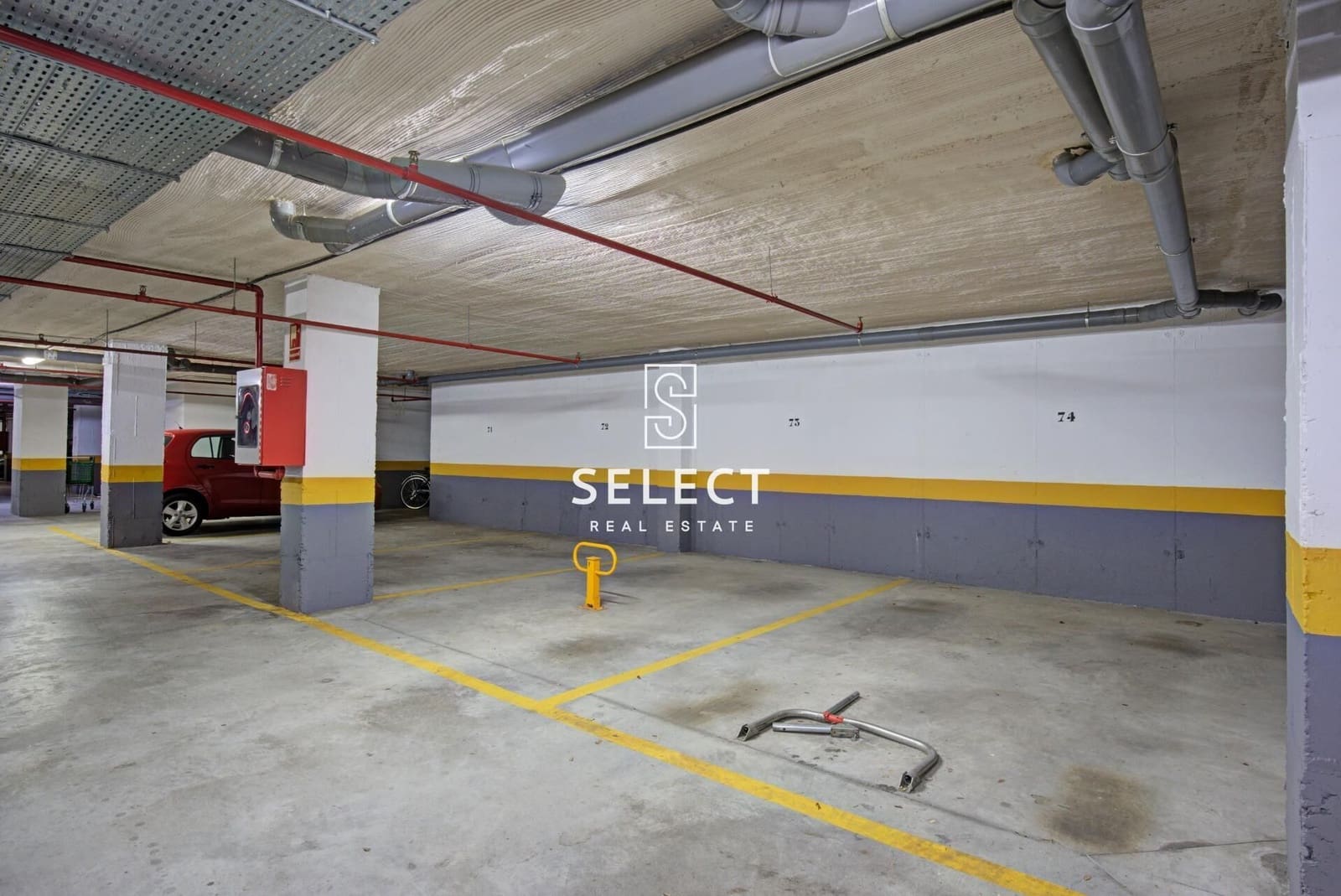 2 soverom Leilighet til salgs i Puerto Banus med svømmebasseng garasje - € 485 000 (Ref: 9648142)