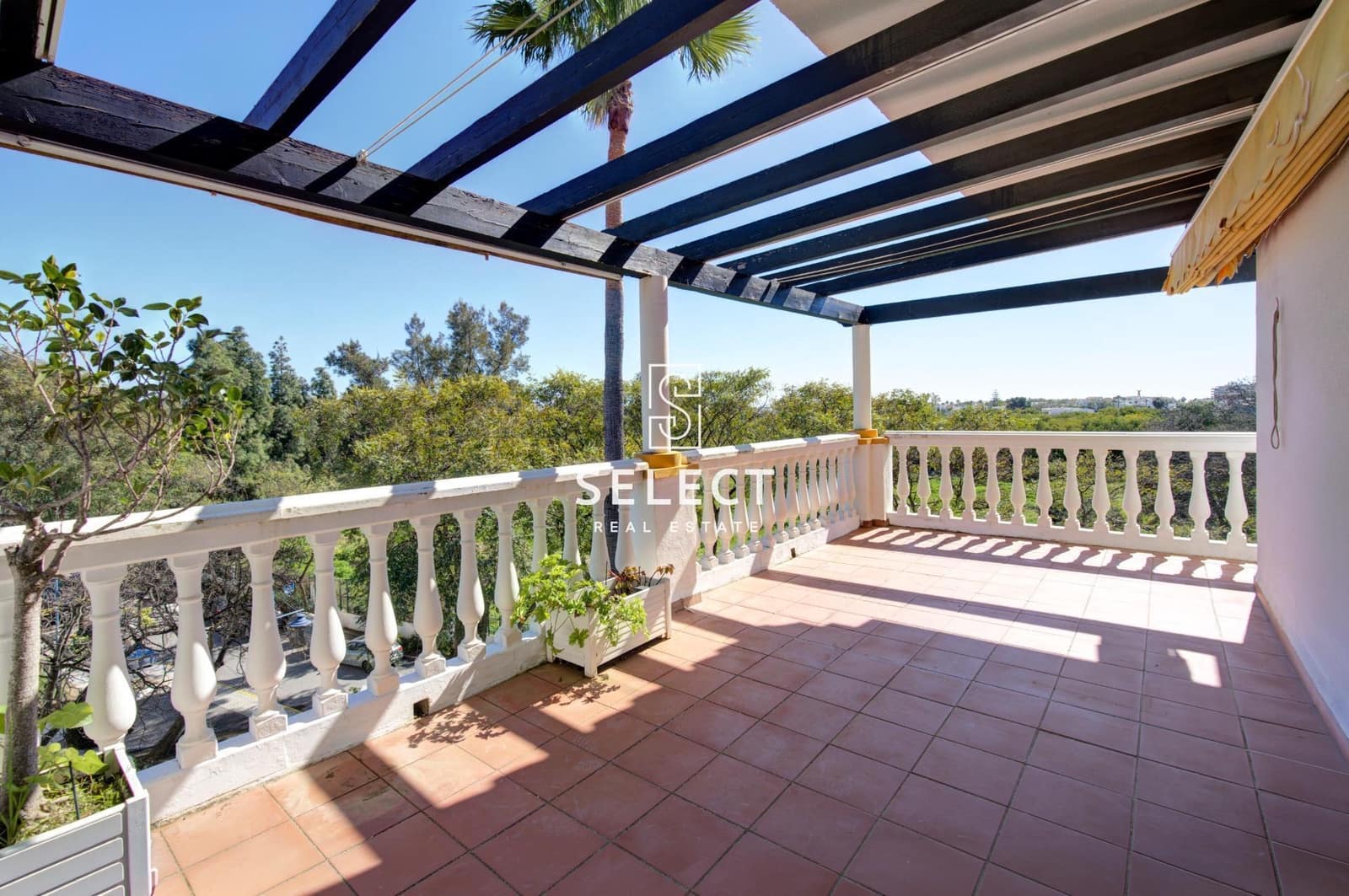 2 soverom Leilighet til salgs i Puerto Banus med svømmebasseng garasje - € 485 000 (Ref: 9648142)