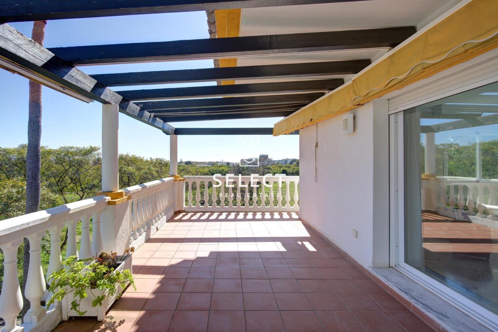 2 soverom Leilighet til salgs i Puerto Banus med svømmebasseng garasje - € 485 000 (Ref: 9648142)