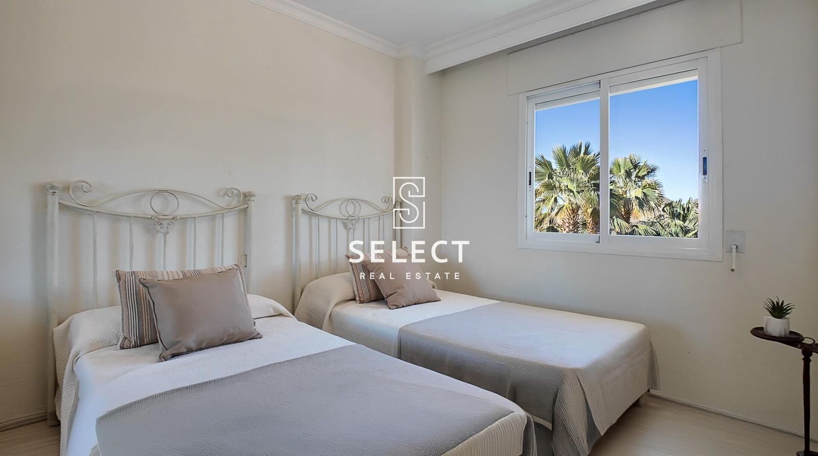 2 soverom Leilighet til salgs i Puerto Banus med svømmebasseng garasje - € 485 000 (Ref: 9648142)