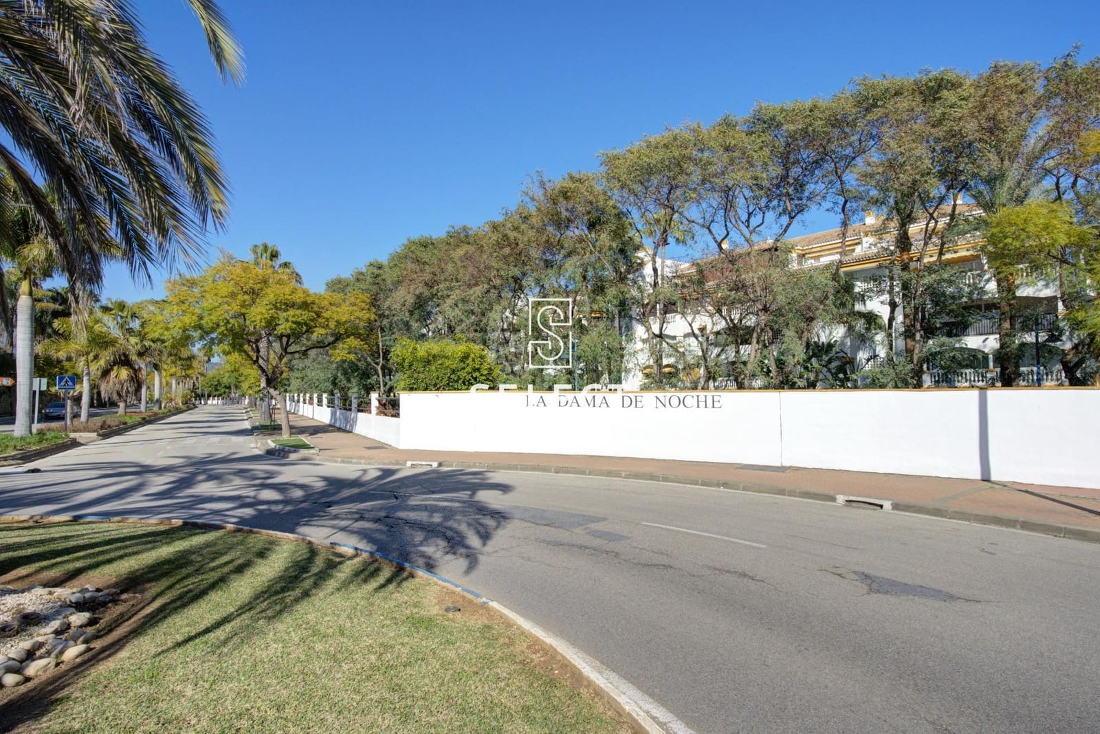 2 soverom Leilighet til salgs i Puerto Banus med svømmebasseng garasje - € 485 000 (Ref: 9648142)