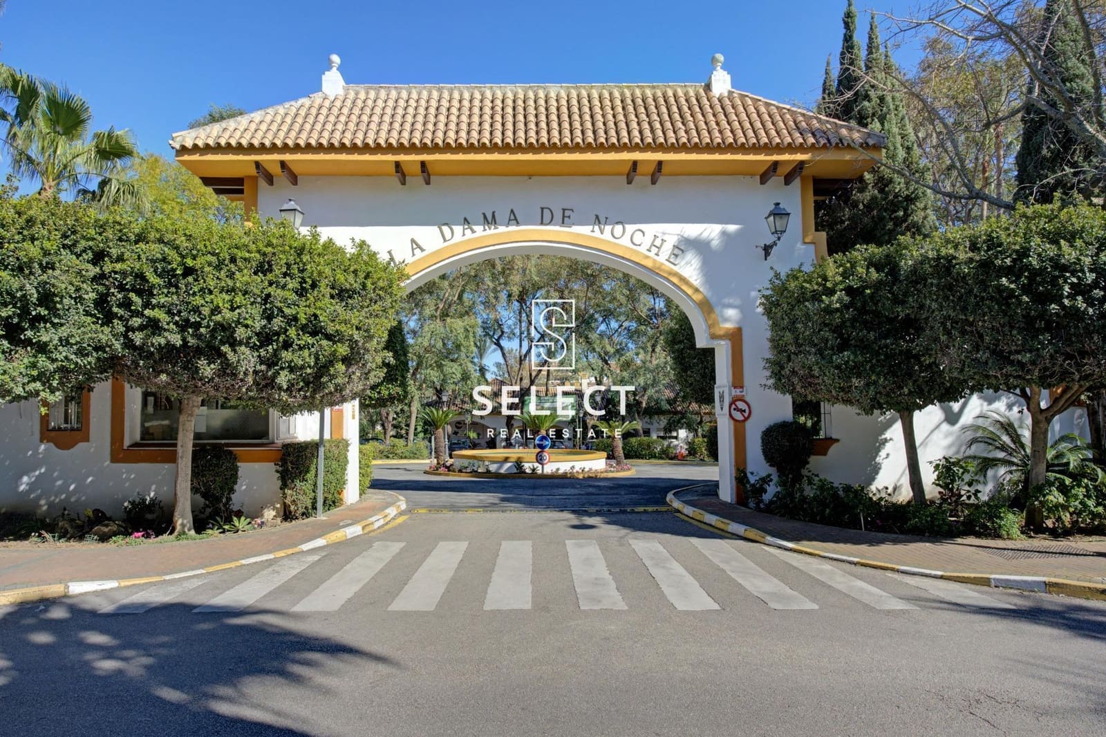 2 soverom Leilighet til salgs i Puerto Banus med svømmebasseng garasje - € 485 000 (Ref: 9648142)