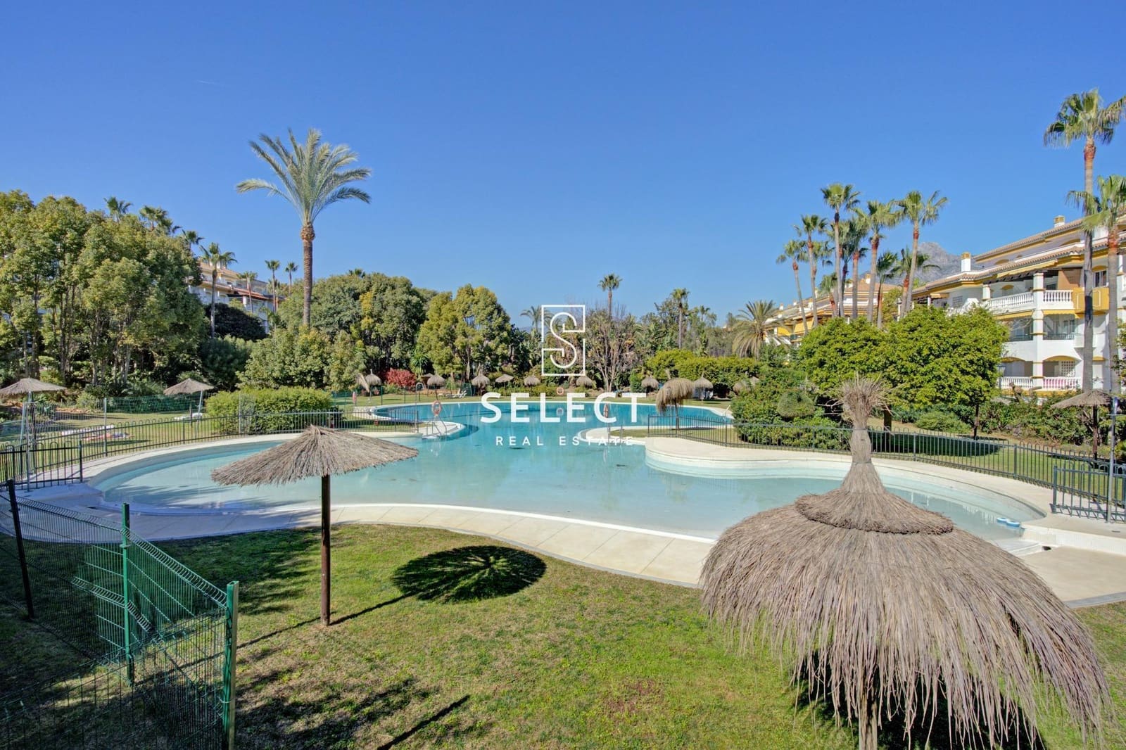 2 soverom Leilighet til salgs i Puerto Banus med svømmebasseng garasje - € 485 000 (Ref: 9648142)