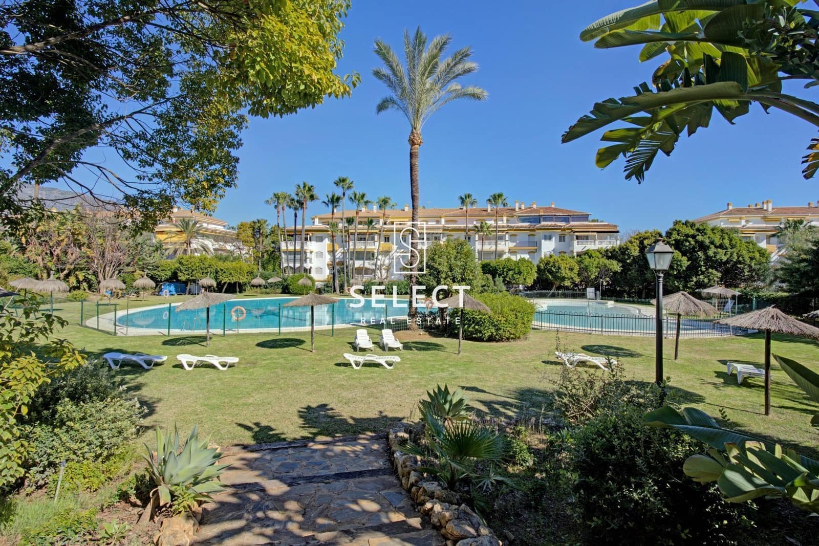 2 soverom Leilighet til salgs i Puerto Banus med svømmebasseng garasje - € 485 000 (Ref: 9648142)