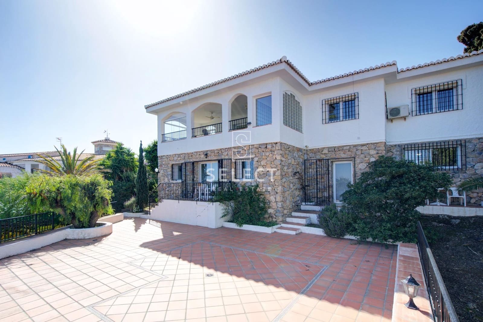5 bedroom Villa for sale in La Herradura with pool garage - € 1,199,000 (Ref: 9666520)