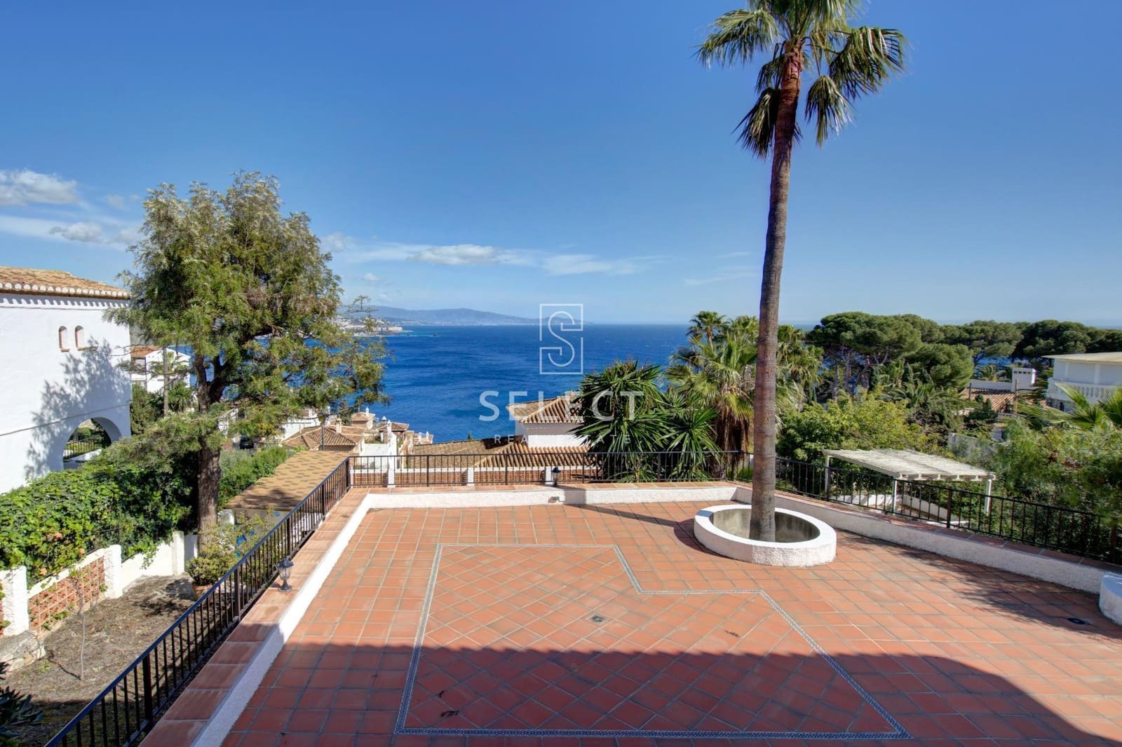 5 bedroom Villa for sale in La Herradura with pool garage - € 1,199,000 (Ref: 9666520)