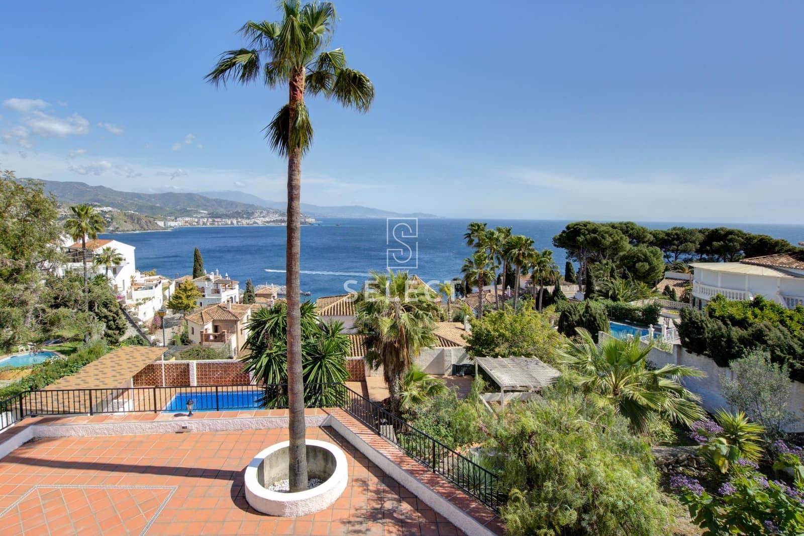 5 bedroom Villa for sale in La Herradura with pool garage - € 1,199,000 (Ref: 9666520)
