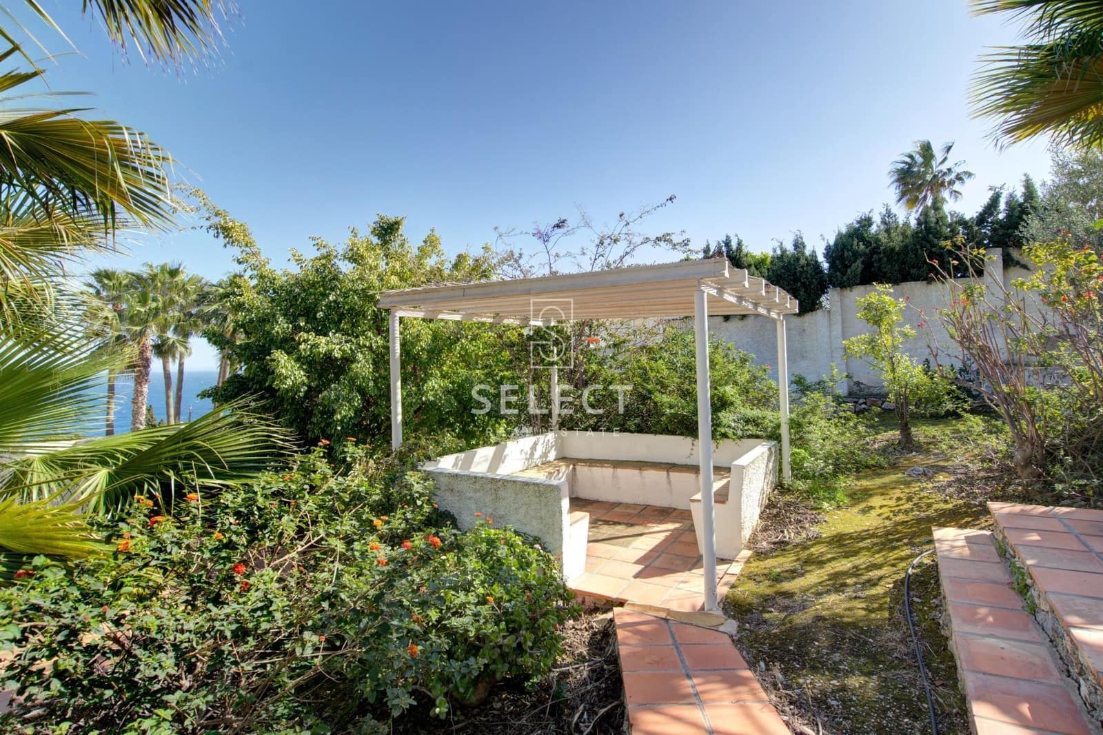 5 bedroom Villa for sale in La Herradura with pool garage - € 1,199,000 (Ref: 9666520)