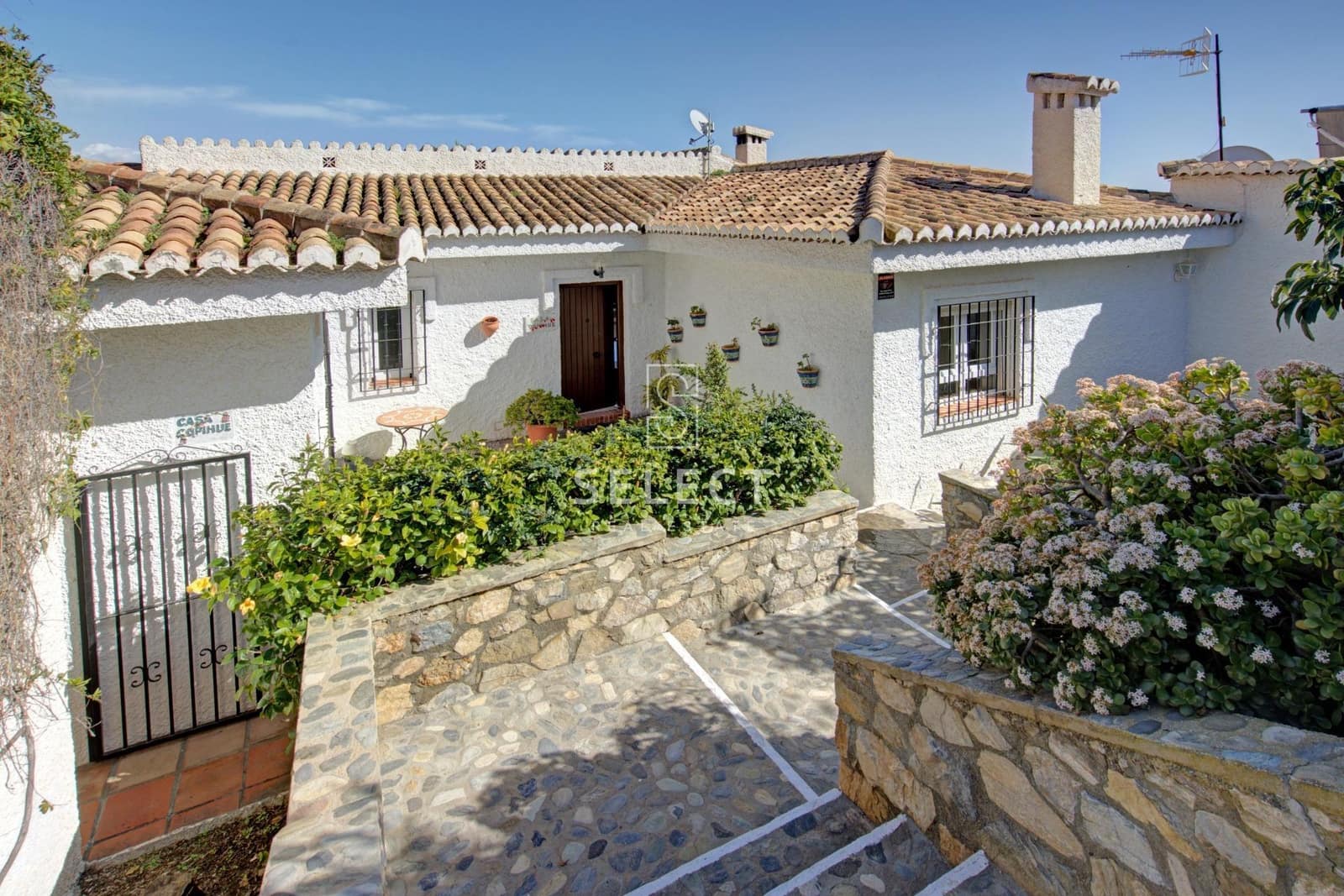 5 bedroom Villa for sale in La Herradura with pool garage - € 1,199,000 (Ref: 9666520)