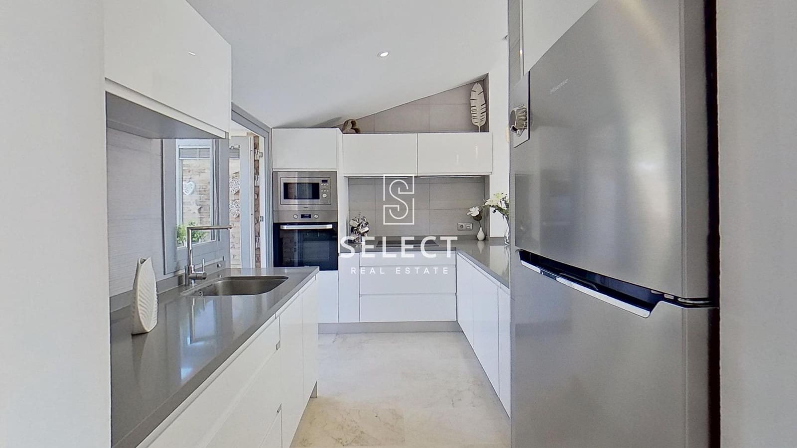 1 bedroom Apartment for sale in La Herradura with garage - € 350,000 (Ref: 9732138)