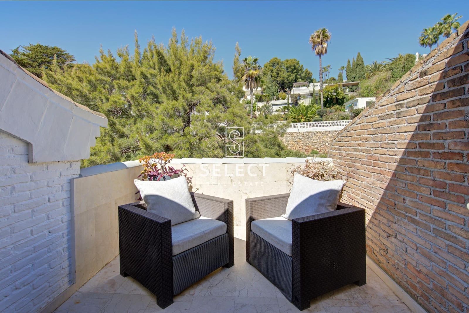 1 bedroom Apartment for sale in La Herradura with garage - € 350,000 (Ref: 9732138)