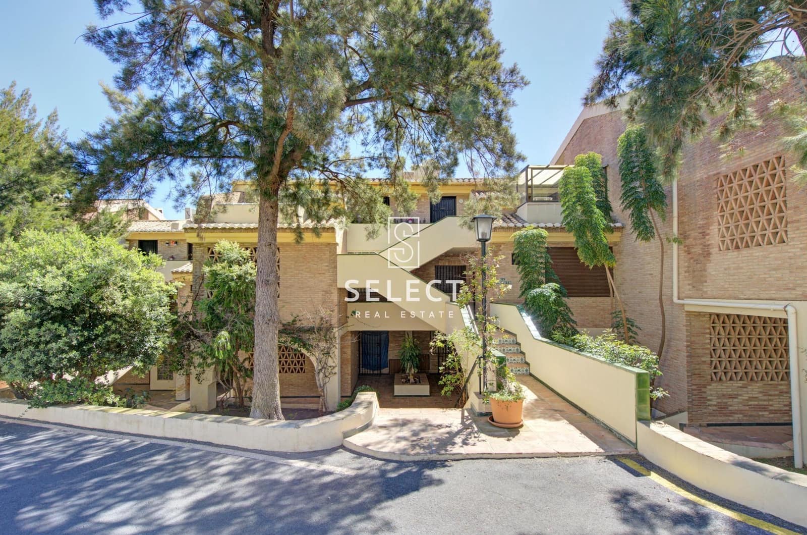 1 bedroom Apartment for sale in La Herradura with garage - € 350,000 (Ref: 9732138)