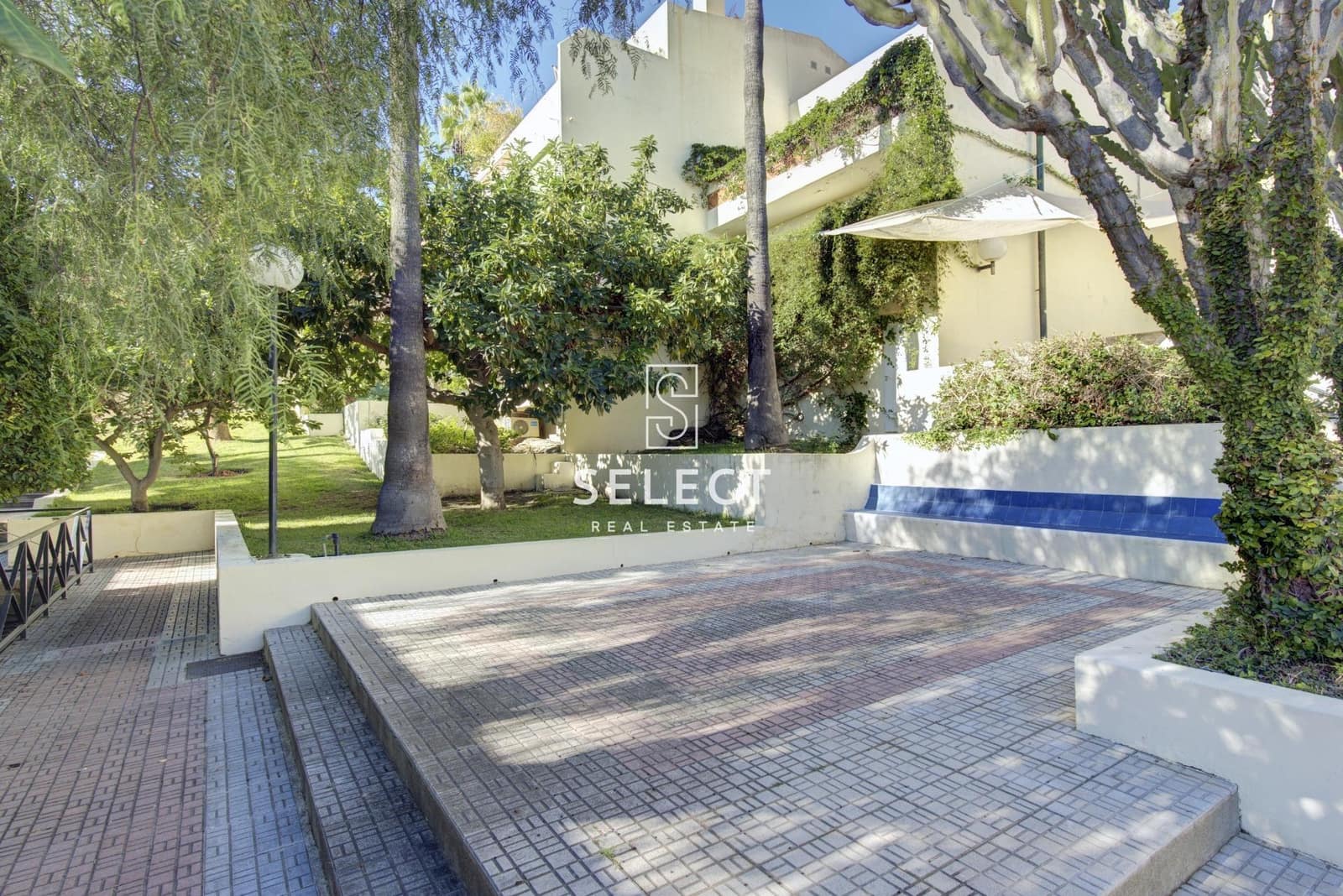 1 bedroom Apartment for sale in La Herradura with garage - € 350,000 (Ref: 9732138)