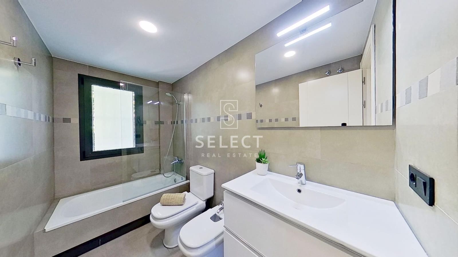 4 soveværelse Rækkehus til salg i La Herradura med swimmingpool garage - € 535.000 (Ref: 9773081)