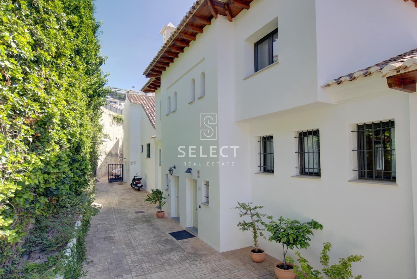 4 soveværelse Rækkehus til salg i La Herradura med swimmingpool garage - € 535.000 (Ref: 9773081)