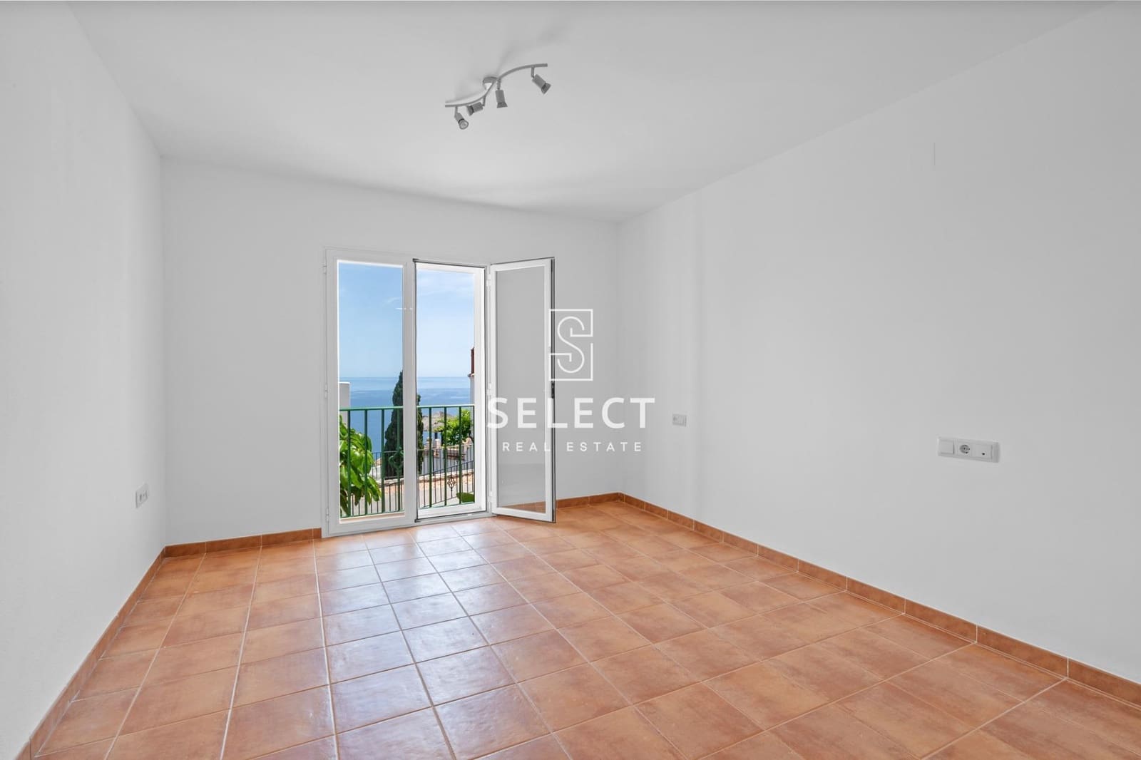 4 bedroom Terraced Villa for sale in La Herradura with pool garage - € 418,000 (Ref: 9878886)