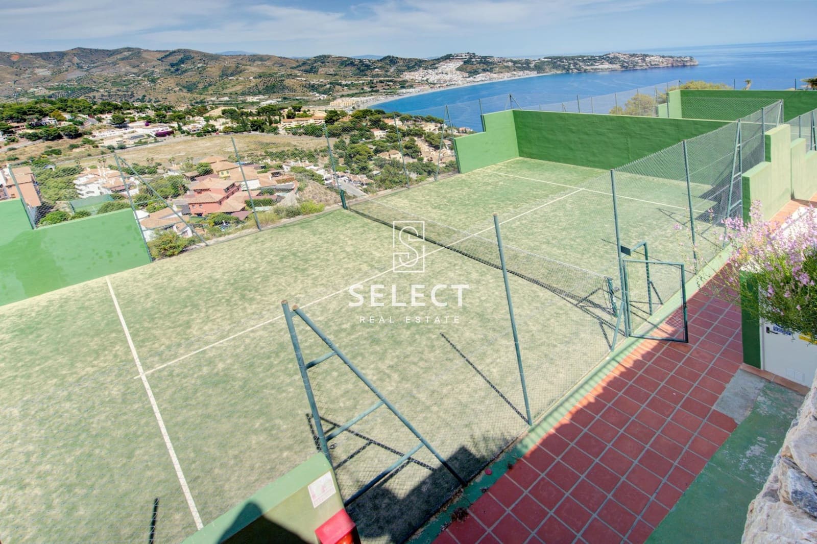 4 bedroom Terraced Villa for sale in La Herradura with pool garage - € 418,000 (Ref: 9878886)