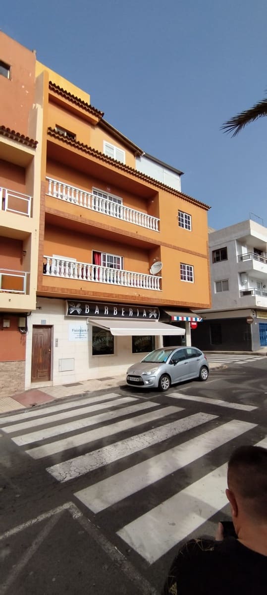 9 makuuhuone Rivitalo myytävänä paikassa Arona - 380 000 € (Ref: 9357263)