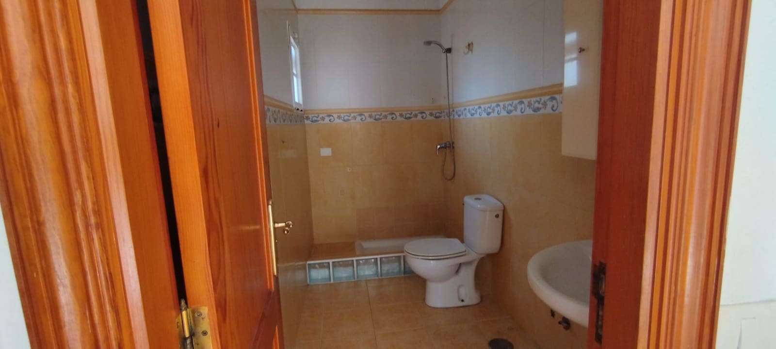 9 makuuhuone Rivitalo myytävänä paikassa Arona - 380 000 € (Ref: 9357263)