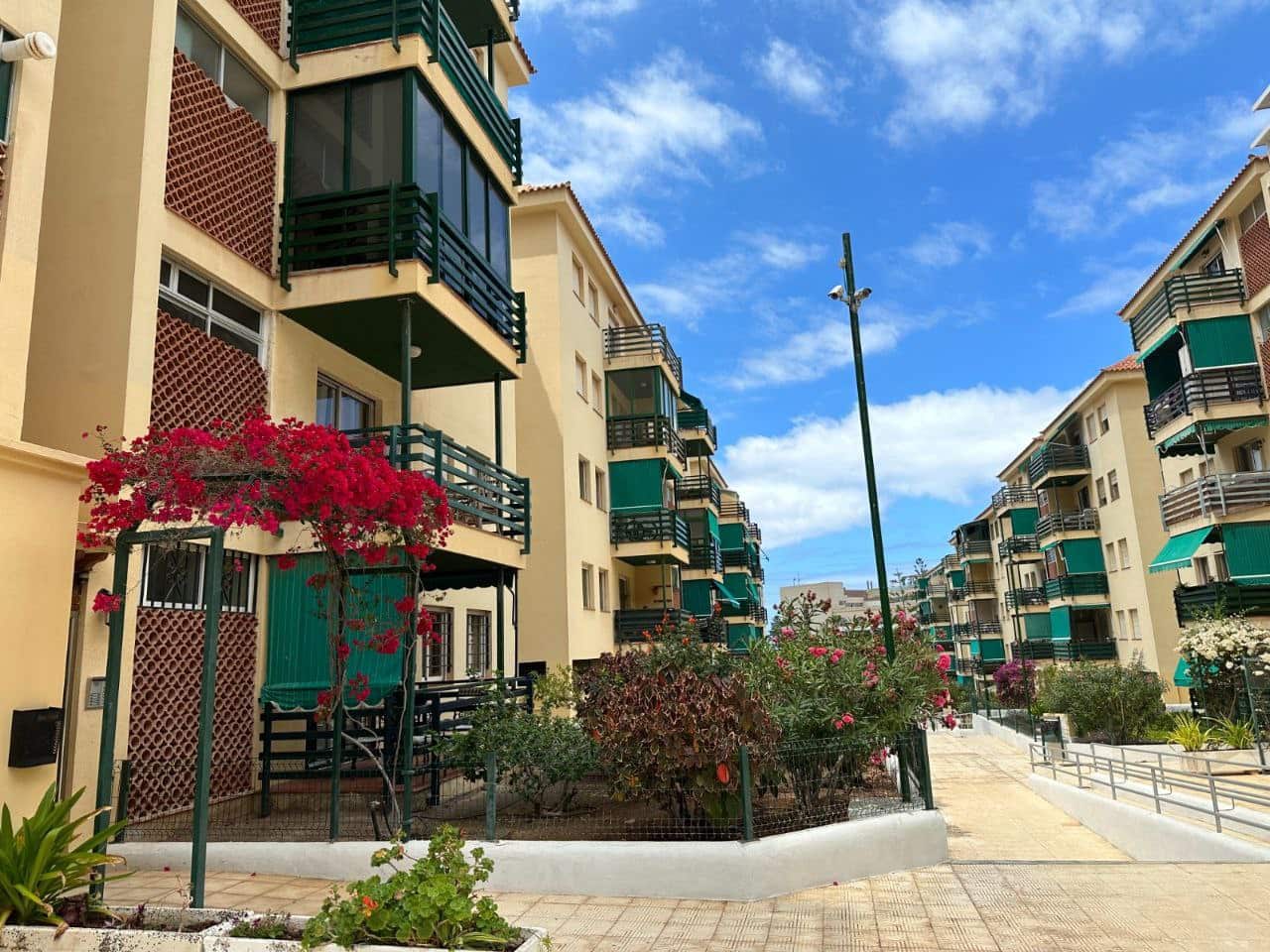 2 sovrum Lägenhet till salu i Los Cristianos med pool - 275 000 € (Ref: 9357300)