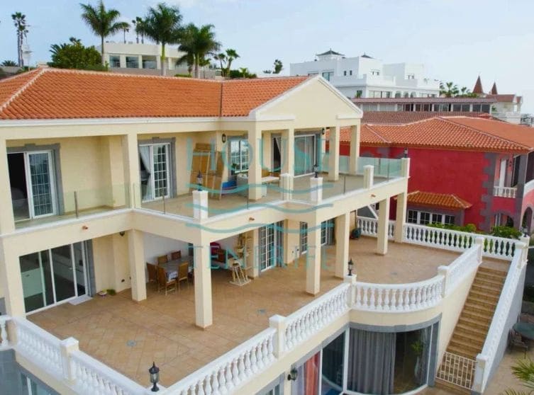 Commercial for sale in San Eugenio with garage - € 2,700,000 (Ref: 9357314)