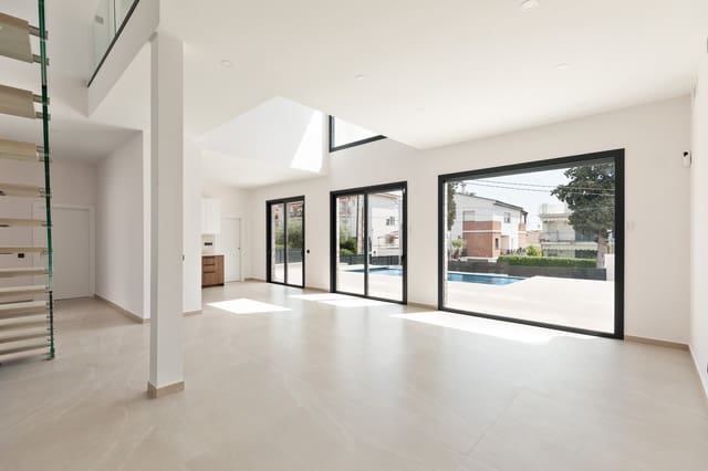 Casa de 4 habitaciones en Calafell en venta con piscina - 780.000 € (Ref: 10059077)
