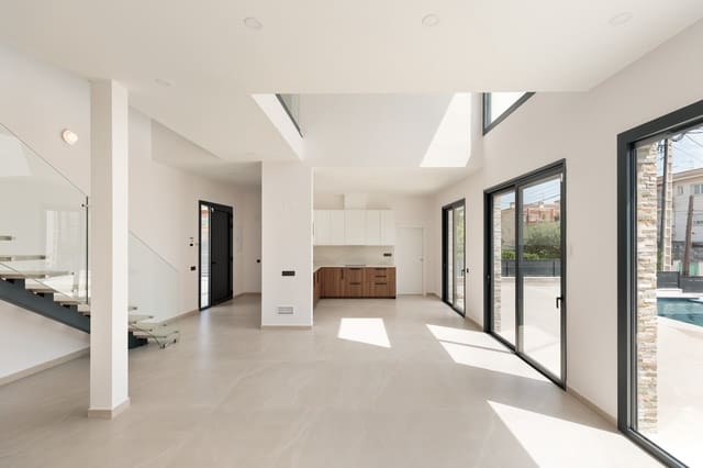 Casa de 4 habitaciones en Calafell en venta con piscina - 780.000 € (Ref: 10059077)