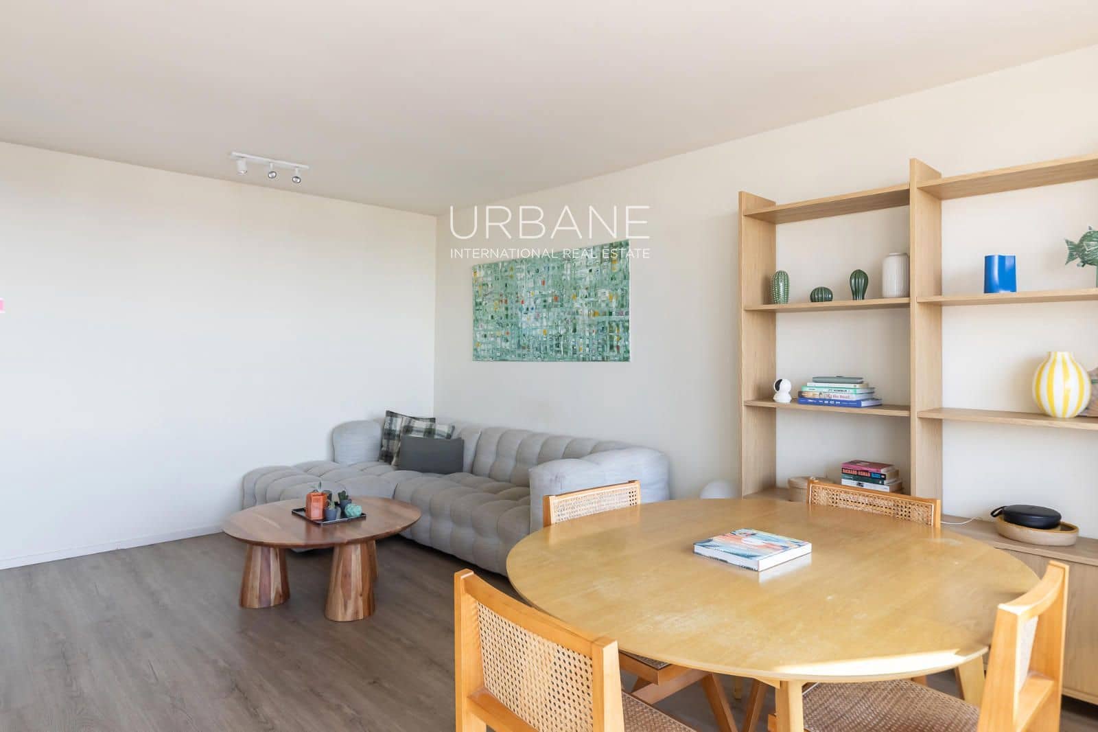 2 soverom Leilighet til salgs i Barcelona by med svømmebasseng garasje - € 849 000 (Ref: 10160782)