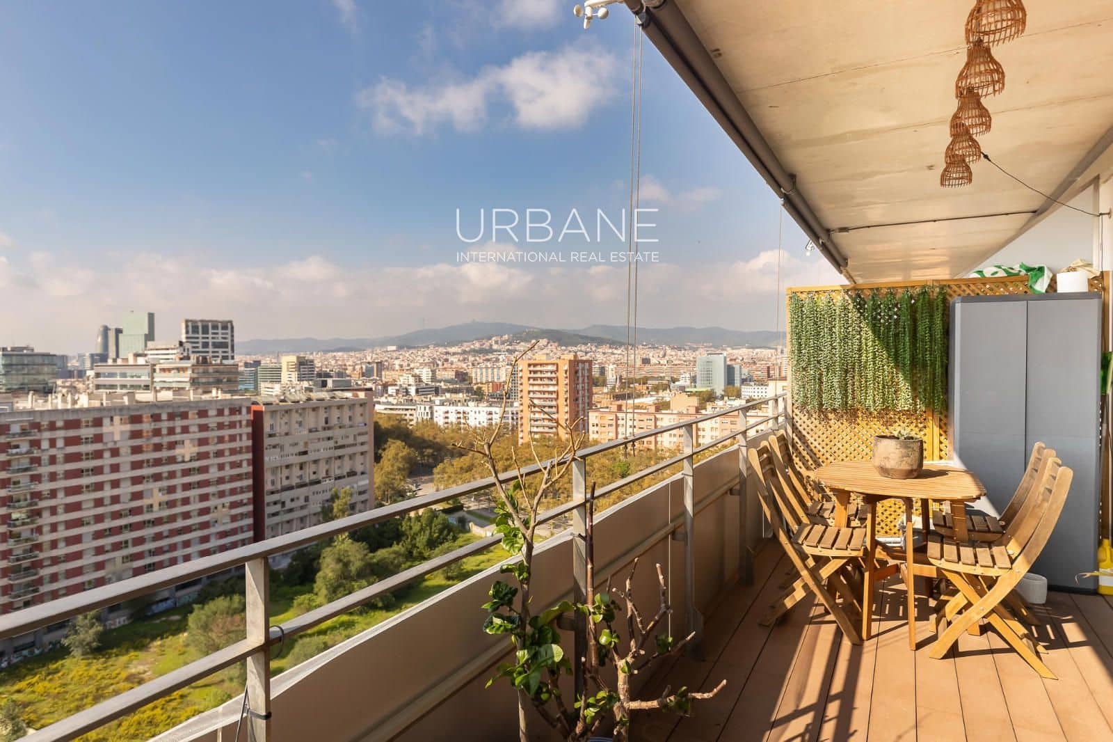 2 soverom Leilighet til salgs i Barcelona by med svømmebasseng garasje - € 849 000 (Ref: 10160782)