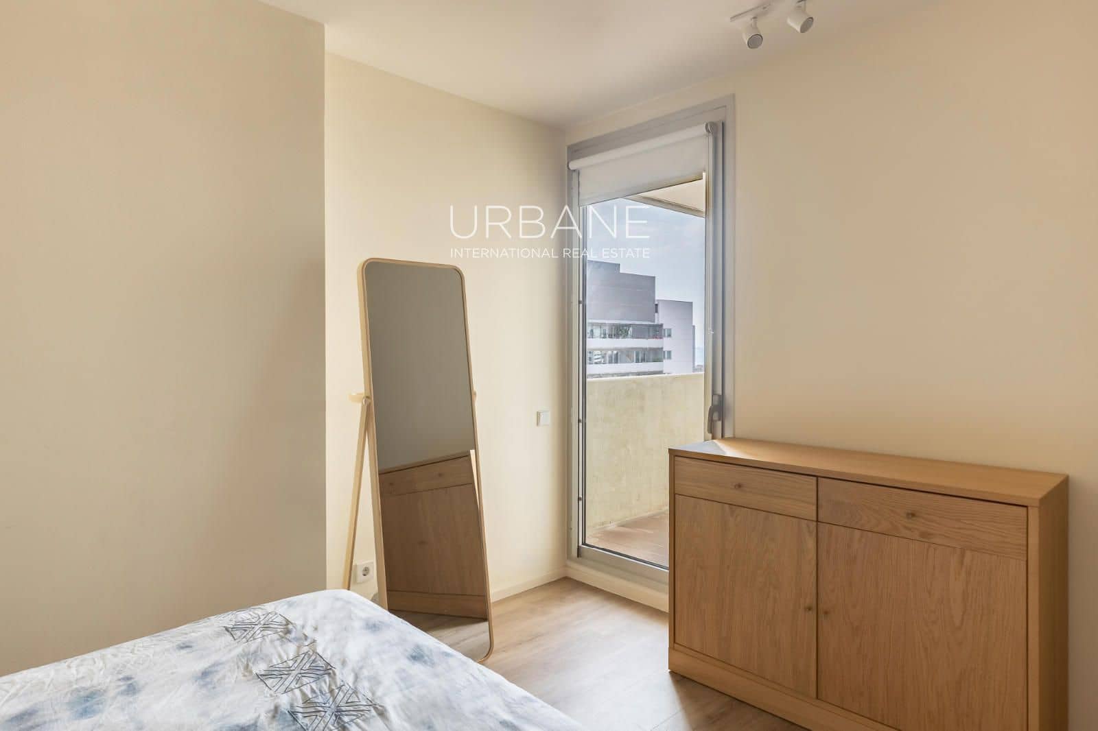 2 soverom Leilighet til salgs i Barcelona by med svømmebasseng garasje - € 849 000 (Ref: 10160782)