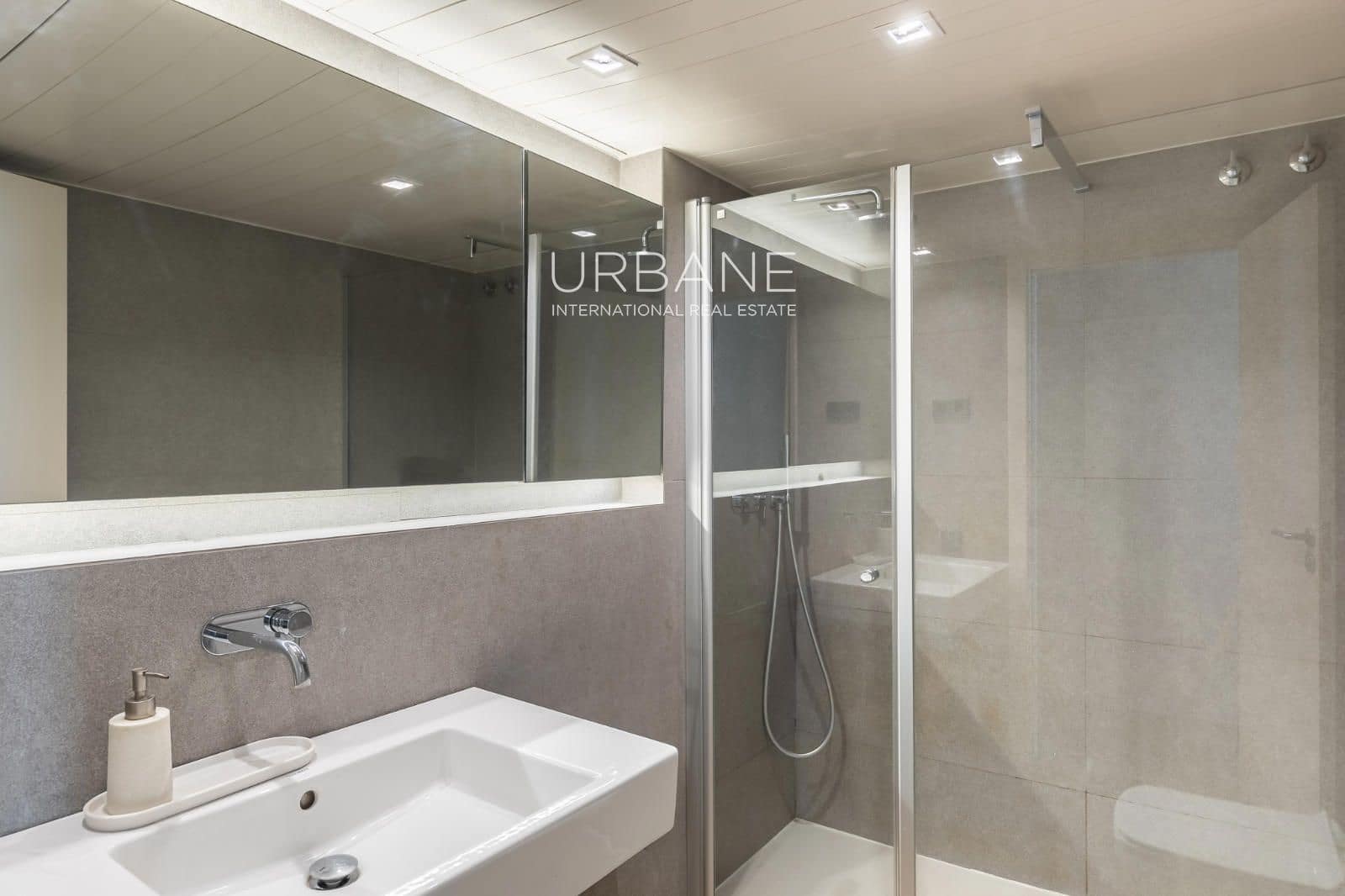 2 soverom Leilighet til salgs i Barcelona by med svømmebasseng garasje - € 849 000 (Ref: 10160782)