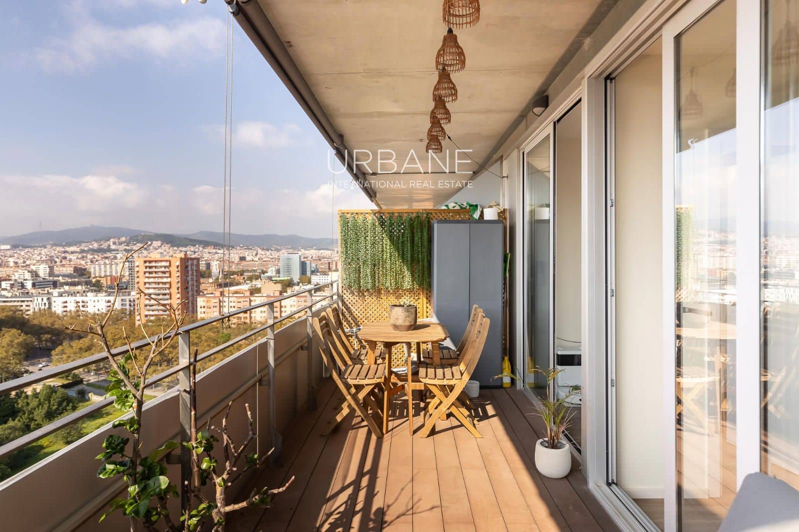 2 soverom Leilighet til salgs i Barcelona by med svømmebasseng garasje - € 849 000 (Ref: 10160782)
