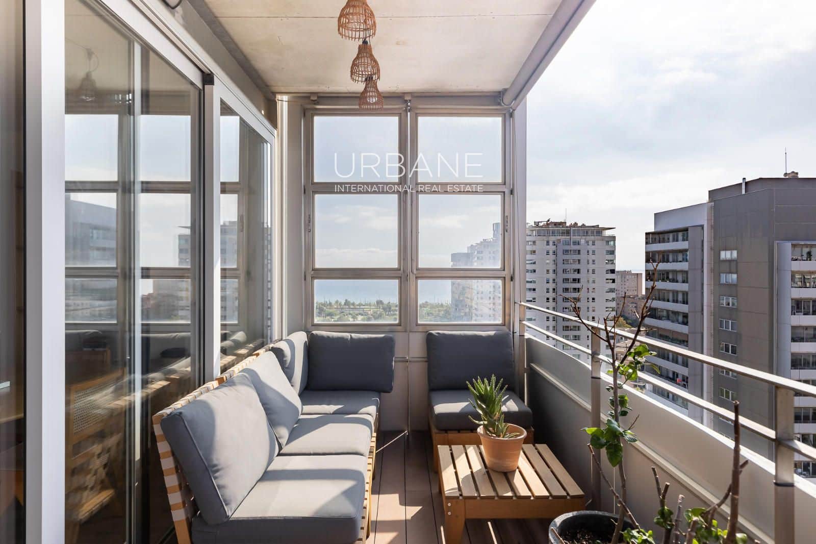 2 soverom Leilighet til salgs i Barcelona by med svømmebasseng garasje - € 849 000 (Ref: 10160782)