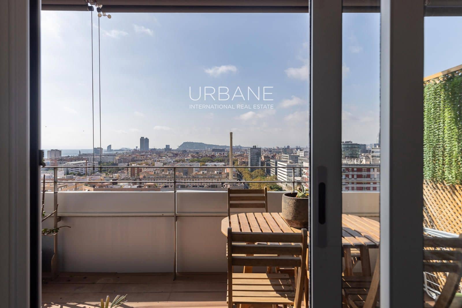 2 soverom Leilighet til salgs i Barcelona by med svømmebasseng garasje - € 849 000 (Ref: 10160782)