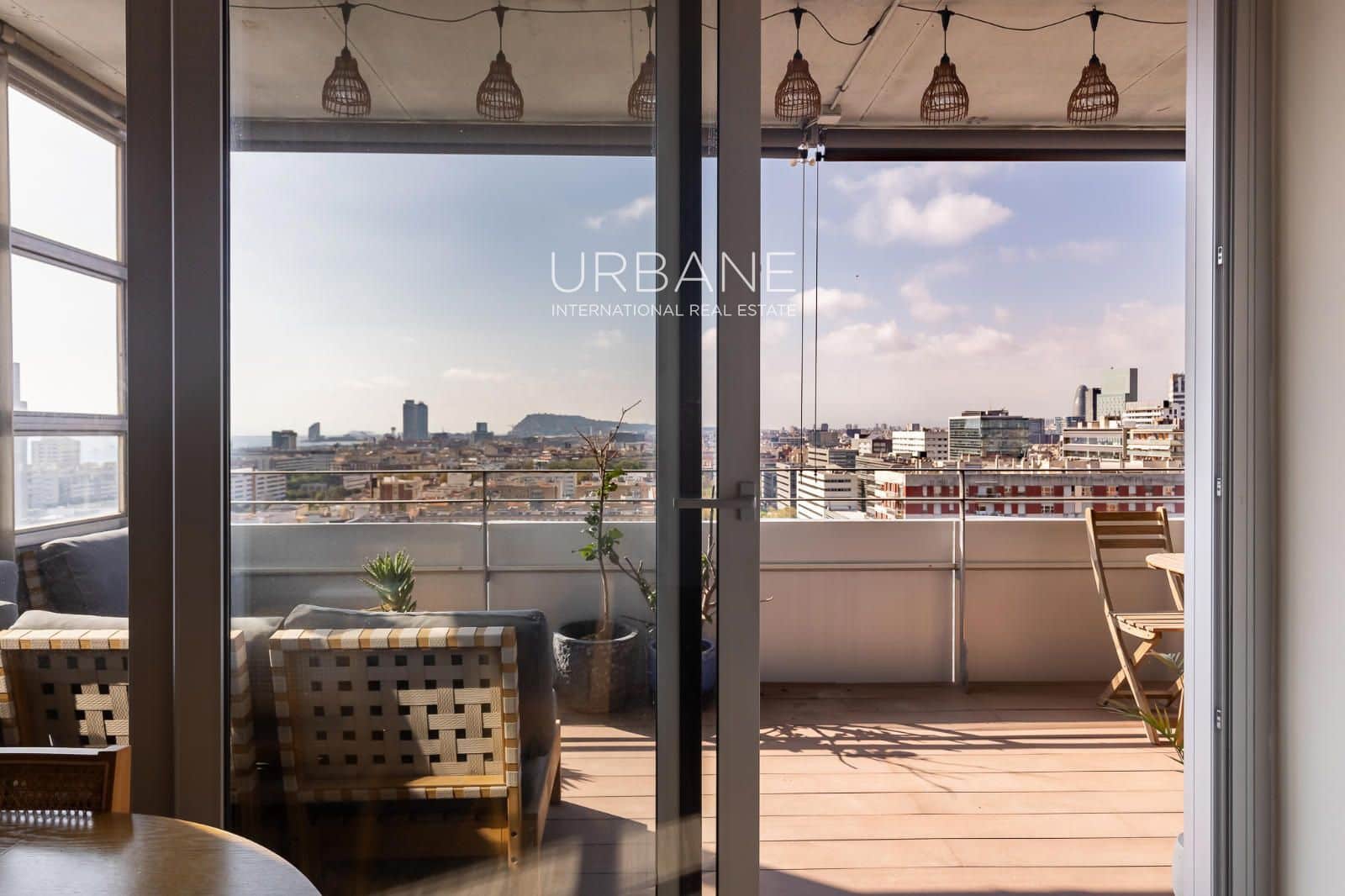 2 soverom Leilighet til salgs i Barcelona by med svømmebasseng garasje - € 849 000 (Ref: 10160782)