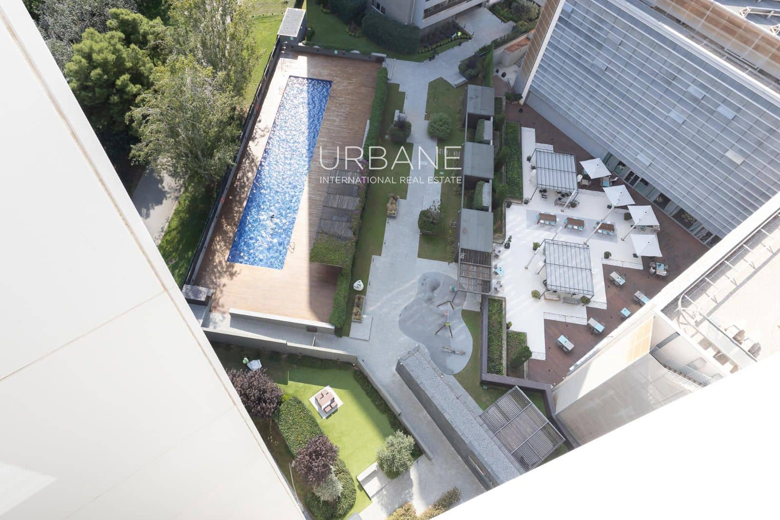 2 soverom Leilighet til salgs i Barcelona by med svømmebasseng garasje - € 849 000 (Ref: 10160782)