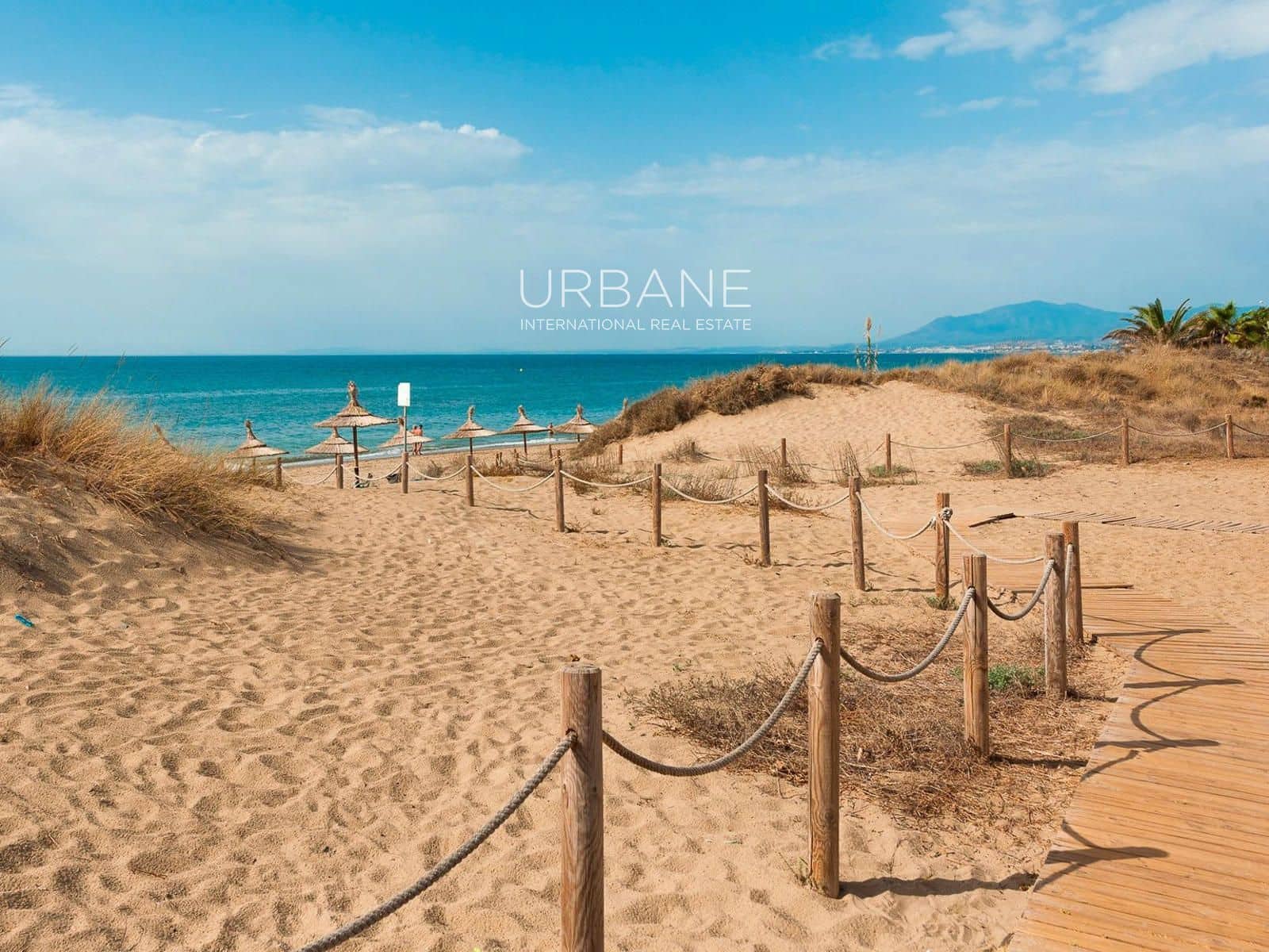 3 sypialnia Mieszkanie na sprzedaż w Nueva Andalucia z basenem garażem - 950 000 € (Ref: 8861649)