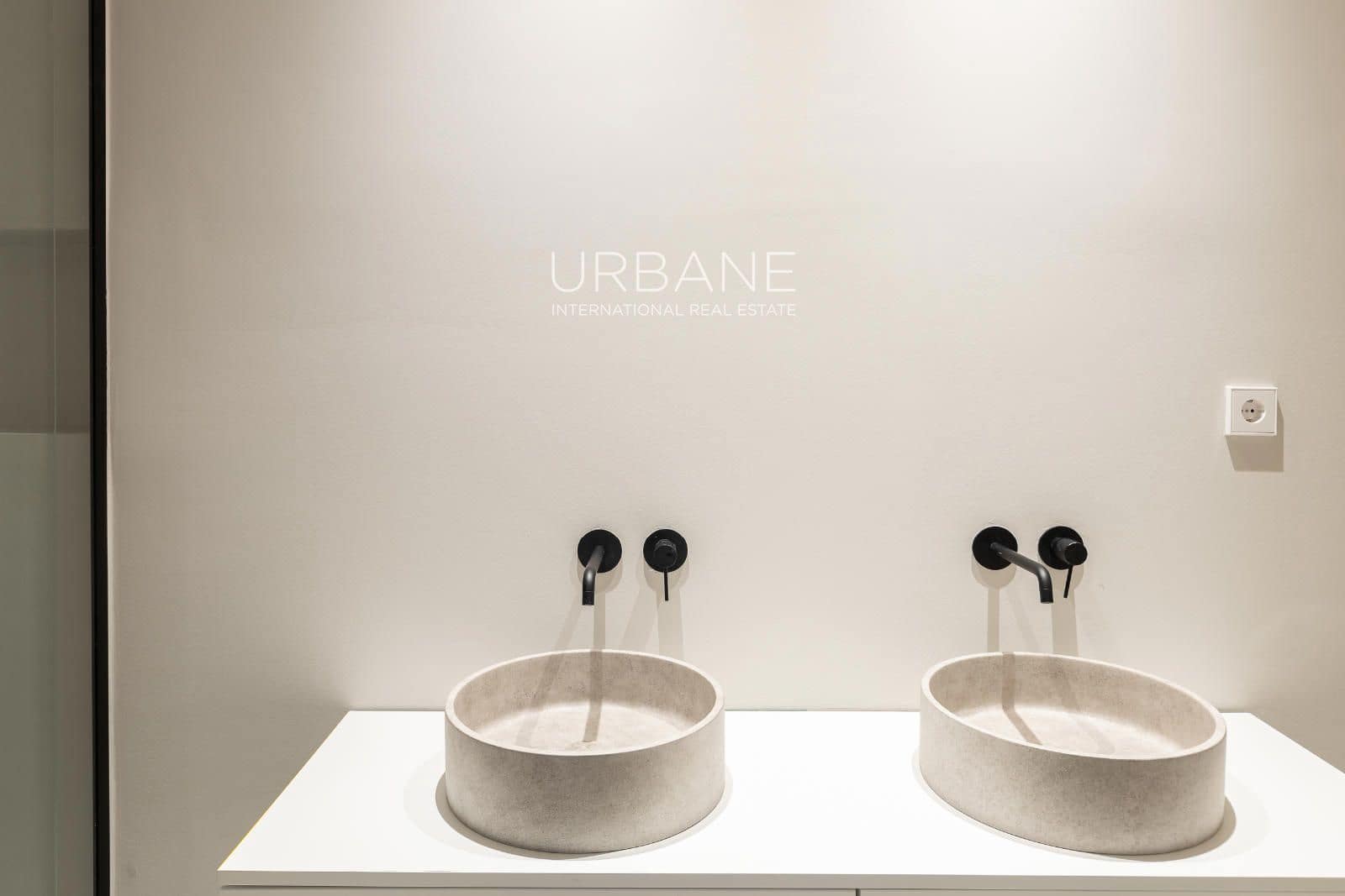 3 bedroom Flat for sale in Barcelona city - € 745,000 (Ref: 8904727)