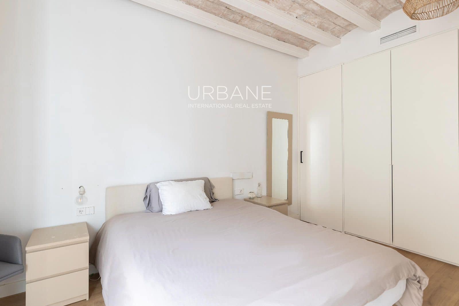 2 slaapkamer Flat te huur in Barcelona stad - € 1.999 (Ref: 8917434)